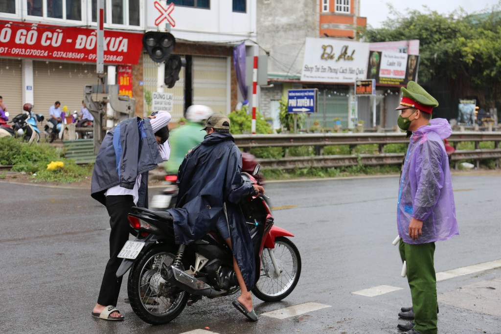 Phụ huynh đội mưa đưa con đi thi