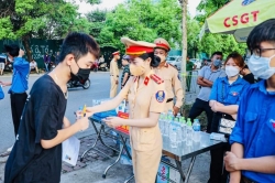 Chiến sĩ trẻ đội nắng, dầm mưa đồng hành cùng thí sinh Hà Nội