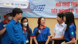 Bí thư Trung ương Đoàn thăm và tặng quà đội hình "Tiếp sức mùa thi" tại TP Hồ Chí Minh