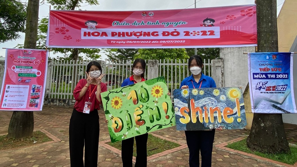 Tình nguyện viên Sơn Tây cầm biển cổ vũ thí sinh Tình nguyện viên Sơn Tây cầm biển cổ vũ thí sinh