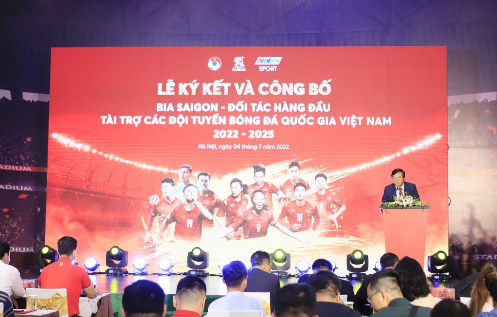 Ông Lê Văn Thành, Phó Chủ tịch Liên đoàn Bóng đá Việt Nam phát biểu tại sự kiện Bia Saigon chính thức trở thành đối tác hàng đầu và độc quyền trong ngành bia cho các đội tuyển bóng đá quốc gia