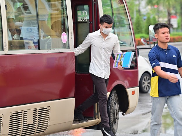 Đối với các thí sinh ở vùng núi và xa trung tâm, tùy tình hình và điều kiện thực tế, Tỉnh đoàn Quảng Ninh giao cho cơ sở đoàn tại các địa phương bố trí phương tiện đưa đón hoặc bố trí chỗ ở miễn phí cho các sĩ tử