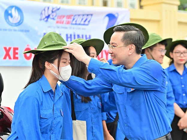 “ Chúng tôi phối hợp với cụm đoàn các địa phương tổ chức nhiều hoạt động hướng nghiệp cho các em, tiếp xúc và tư vấn tâm lý cho các thí sinh trước khi bước vào kỳ thi”, Bí thư Tỉnh đoàn Quảng Ninh chia sẻ.