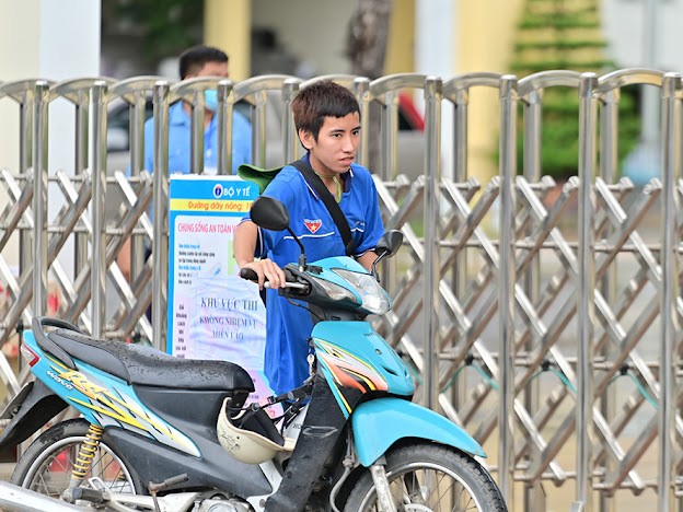 Hoàng Trung (22 tuổi, đoàn viên Đoàn thanh niên phường Bạch Đằng, TP Hạ Long), cho biết em có 4 năm tham gia đội hình xe ôm tình nguyện hỗ trợ các sĩ tử. “Việc làm này rất ý nghĩa, nhóm chúng em có khoảng 10 bạn và luôn luôn túc trực ngay cổng trường để hỗ trợ các bạn”, Trung chia sẻ.