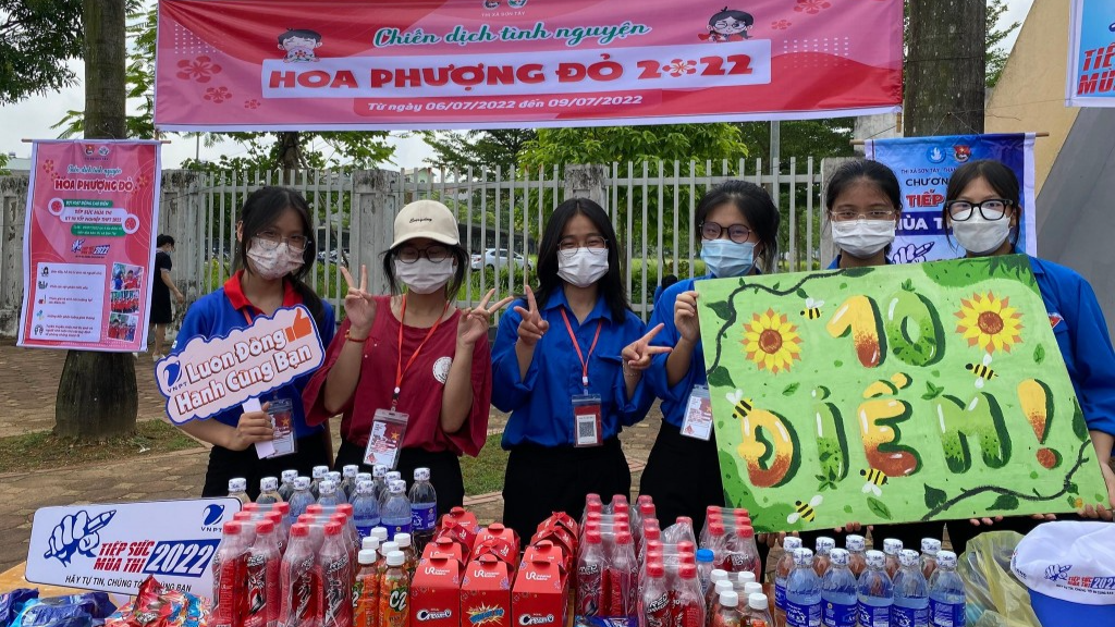 Sơn Tây: Tình nguyện chế biển siêu đáng yêu cổ vũ sĩ tử Sơn Tây: Tình nguyện chế biển siêu đáng yêu cổ vũ sĩ tử