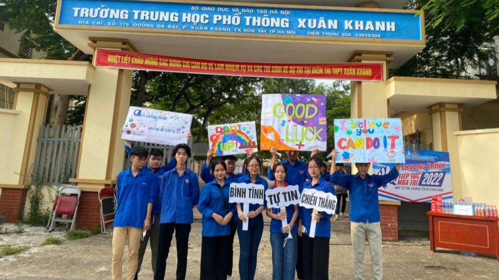 Tại các điểm thi khác tại Sơn Tây tình nguyện viên đều làm biển cổ vũ đáng yêu Tại các điểm thi khác tại Sơn Tây tình nguyện viên đều làm biển cổ vũ đáng yêu