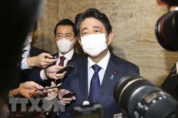 Cựu Thủ tướng Nhật Bản Abe Shinzo phát biểu với báo giới tại thủ đô Tokyo ngày 24/11/2020. (Ảnh: Kyodo/TTXVN)