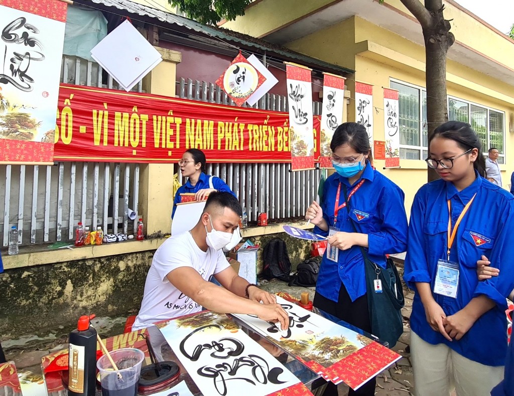 Bình viết thư pháp tặng các bạn thí sinh và thanh niên tình nguyện