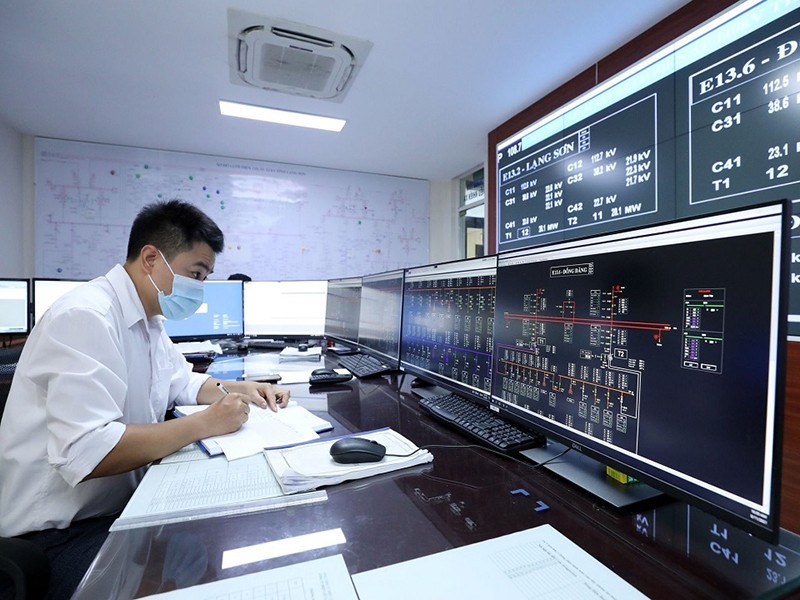 Cán bộ trực điều hành lưới điện tại Trung tâm điều khiển xa Lạng Sơn