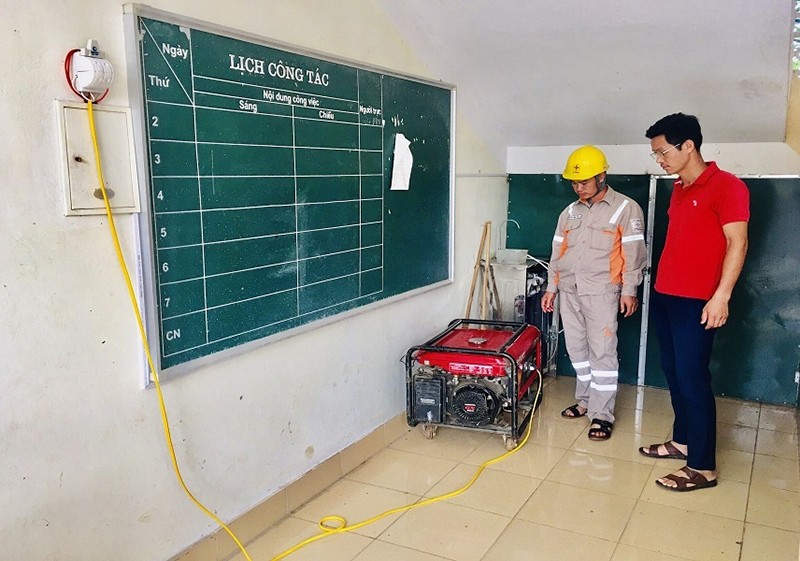 Công nhân Điện lực Ngân Sơn (Bắc Kạn) lắp đặt và kiểm tra máy phát điện dự phòng tại điểm thi xã Vân Tùng, huyện Ngân Sơn