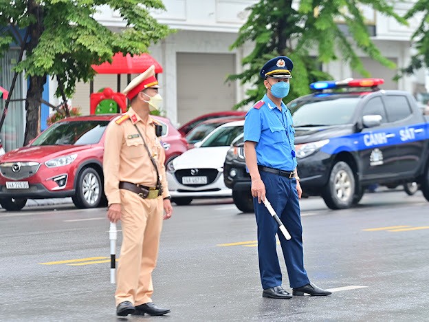 Cùng với đó, lực lượng CSGT và TTGT liên tục phân luồng, ra tín hiệu nhắc nhở phụ huynh không dừng đỗ phương tiện trước cổng trường.