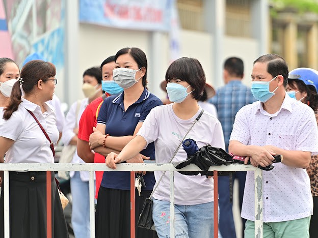 Trong khi các sĩ tử làm bài trong phòng thi, các bậc phụ huynh cũng nán lại trước cổng trường để dõi theo con mình