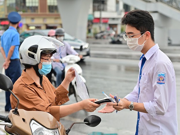 Tại điểm thi Trường THPT Hòn Gai, nhiều phụ huynh tự tay chuẩn bị dụng cụ cho các sĩ tử. 