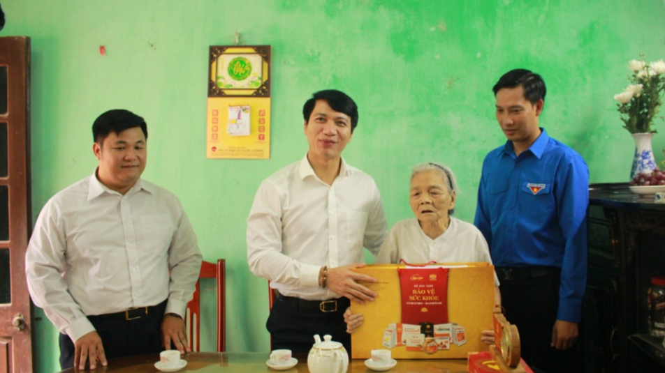 Bí thư Trung ương Đoàn, Chủ tịch Hội LHTN Việt thăm, tặng quà Mẹ Việt Nam Anh hùng