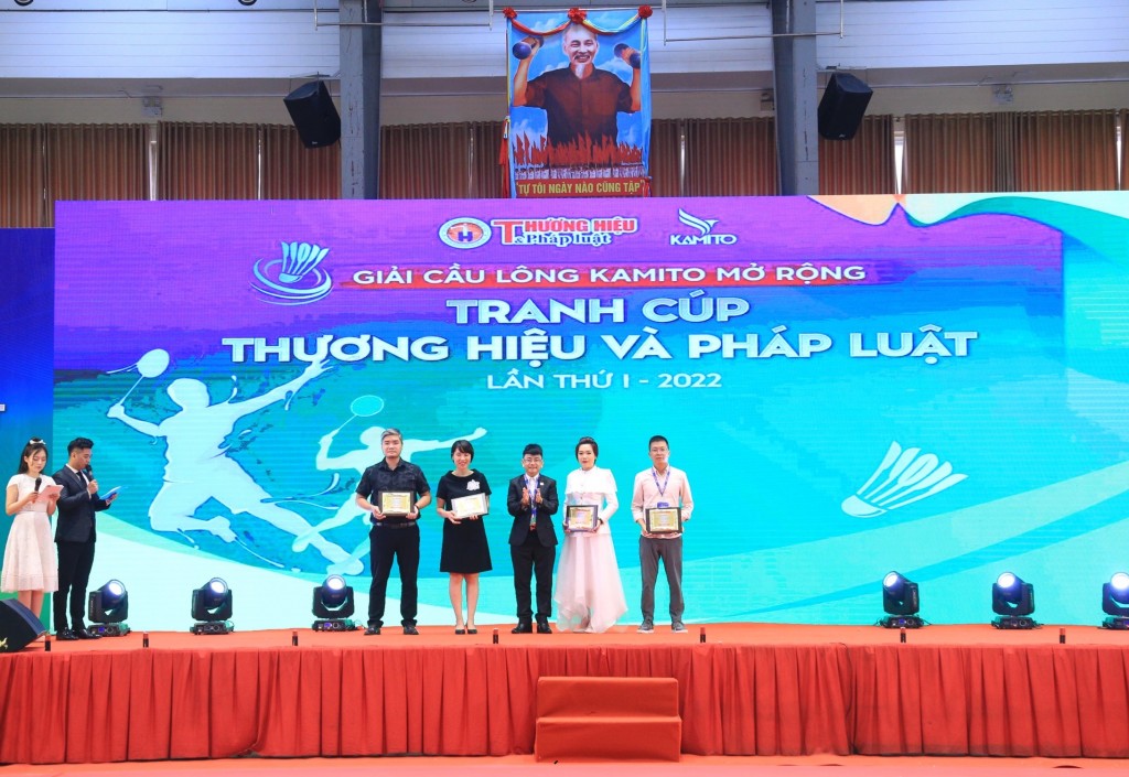 Thạc sỹ, nhà báo Đào Bình, Phó chủ tịch trung ương Hội Vata -Tổng biên tập báo Thương hiệu và Pháp luật - Trưởng ban tổ chức Giải trao kỉ niệm chương cho các đơn vị tài trợ.