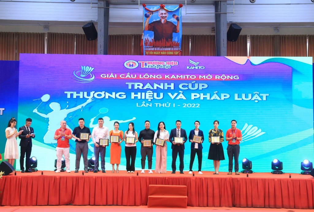 Nhà báo Hoàng Minh Thành và nhà báo Đỗ Minh Tuấn, Phó TBT Thương hiệu & Pháp luật - Phó trưởng ban tổ chức giải trao kỉ niệm chương cho các nhà đồng tài trợ.