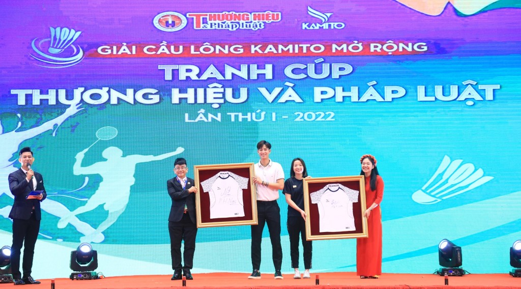 VĐV Hồng Nam và Vận Động viên Nguyễn Thùy Linh ký và  tặng áo cho Ban Tổ chức.