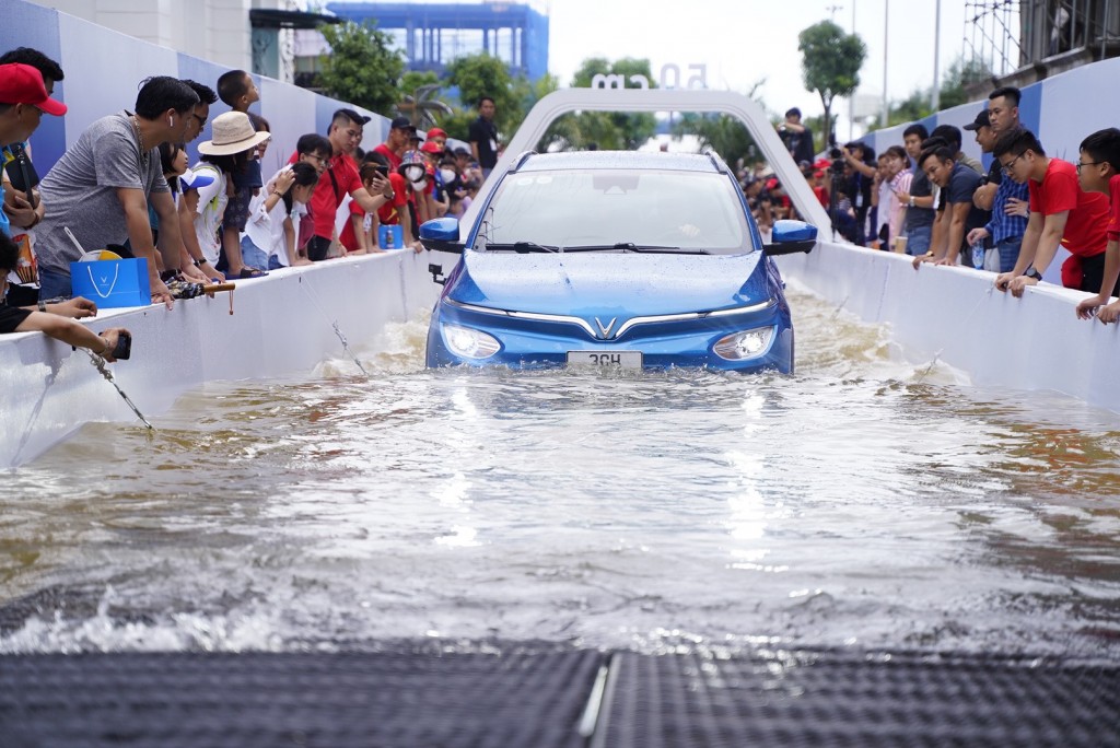 VF e34 chứng minh siêu lợi thế của xe điện với thử thách “ngâm nước”