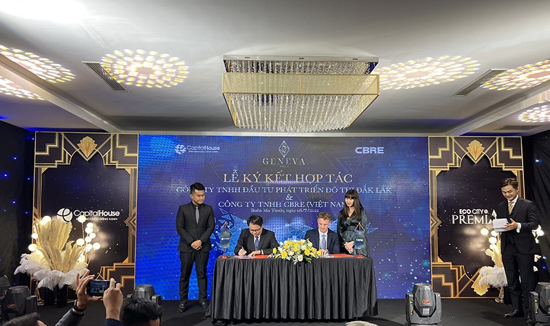 Ông Vũ Bá Sang - Tổng Giám đốc Công ty TNHH Đầu tư Phát triển Đô thị Đắk Lắk (Thành viên của Tập đoàn Capital House) (hàng đầu, bên trái) - đại diện Tập đoàn Capital House ký hợp tác cùng CBRE.
