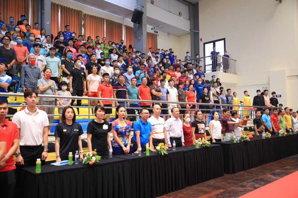 Các đại biểu làm lễ chào cờ