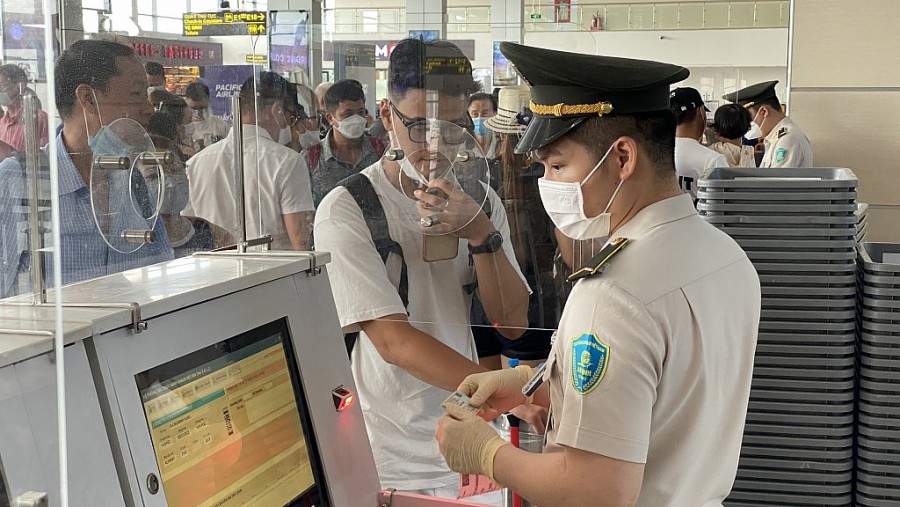 Nhiều hành khách khi đến cửa kiểm soát ANHK mới phát hiện ra giấy tờ tùy thân bị hết hạn, bị mờ không đủ điều kiện thực hiện chuyến bay (minh hoạ)