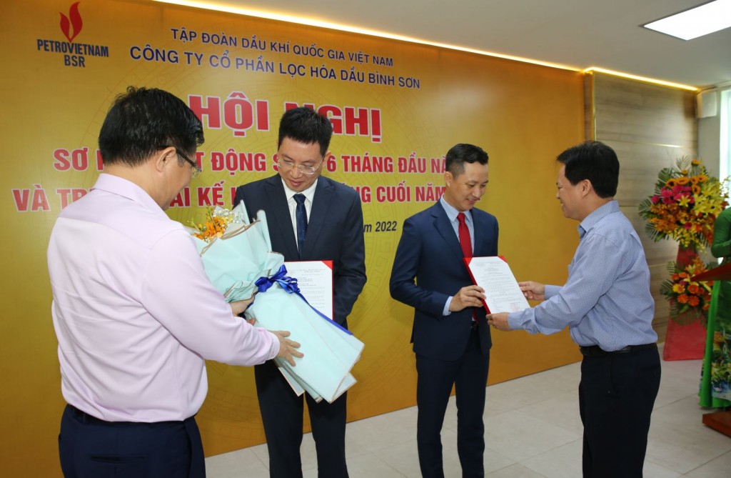 Ông Nguyễn Văn Hội - Chủ tịch HĐQT BSR đã trao quyết định cho 2 tân Phó Tổng Giám đốc BSR Phạm Minh Nghĩa và Mai Tuấn Đạt. Ông Lê Mạnh Hùng - Tổng Giám đốc Tập đoàn tặng hoa chúc mừng hai tân Phó Tổng Giám đốc BSR vừa được bổ nhiệm.