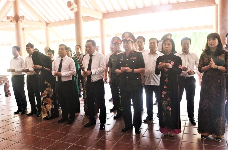 Đoàn đại biểu thành phố Hà Nội dâng hương tại Nhà tưởng niệm Chủ tịch Hồ Chí Minh trong khuôn viên Nghĩa trang liệt sĩ quốc gia Trường Sơn.