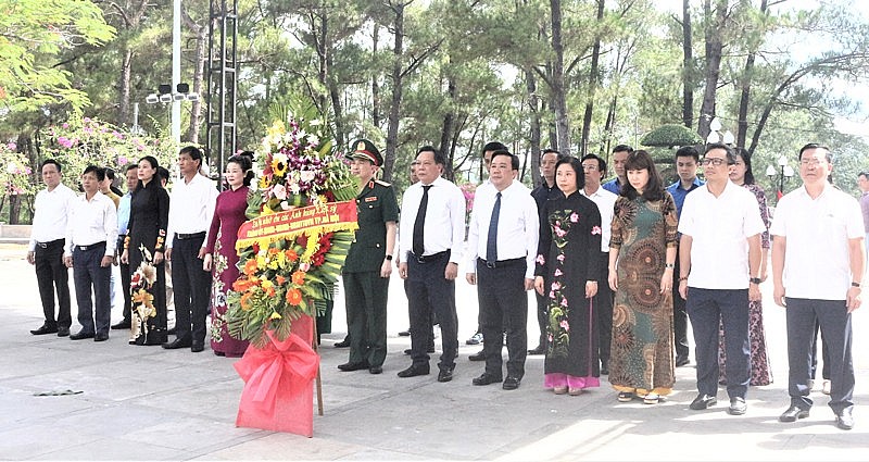 Đoàn đại biểu thành phố Hà Nội dâng hoa tại Đài tưởng niệm các liệt sĩ Nghĩa trang liệt sĩ quốc gia Trường Sơn.