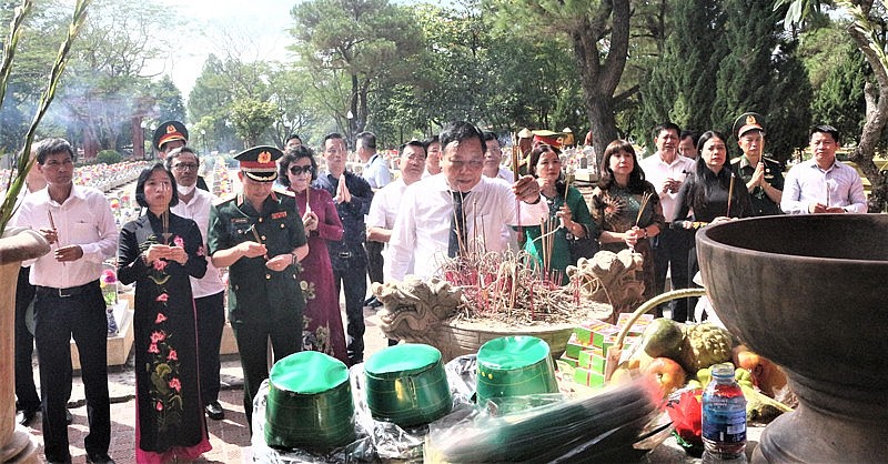 Đoàn đại biểu thành phố Hà Nội dâng hương tại khu mộ liệt sĩ Hà Nội, thuộc Nghĩa trang liệt sĩ quốc gia Trường Sơn.
