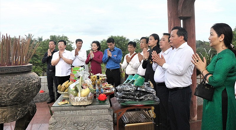 Đoàn đại biểu thành phố Hà Nội dâng hương tưởng nhớ các Anh hùng liệt sĩ tại Thành cổ Quảng Trị.