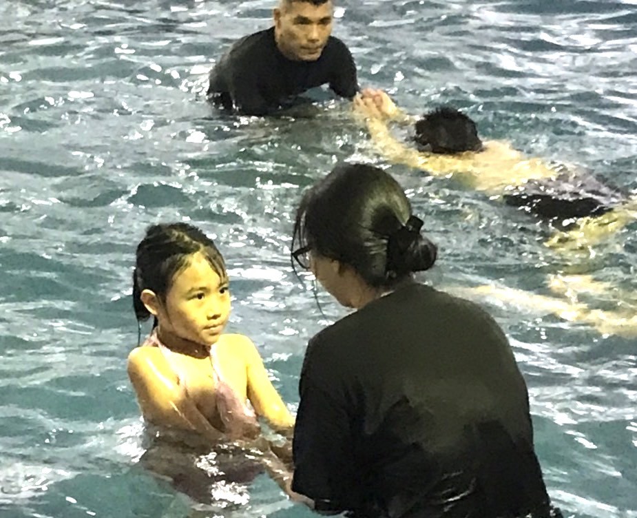 Kèm từng em nhỏ học bơi
