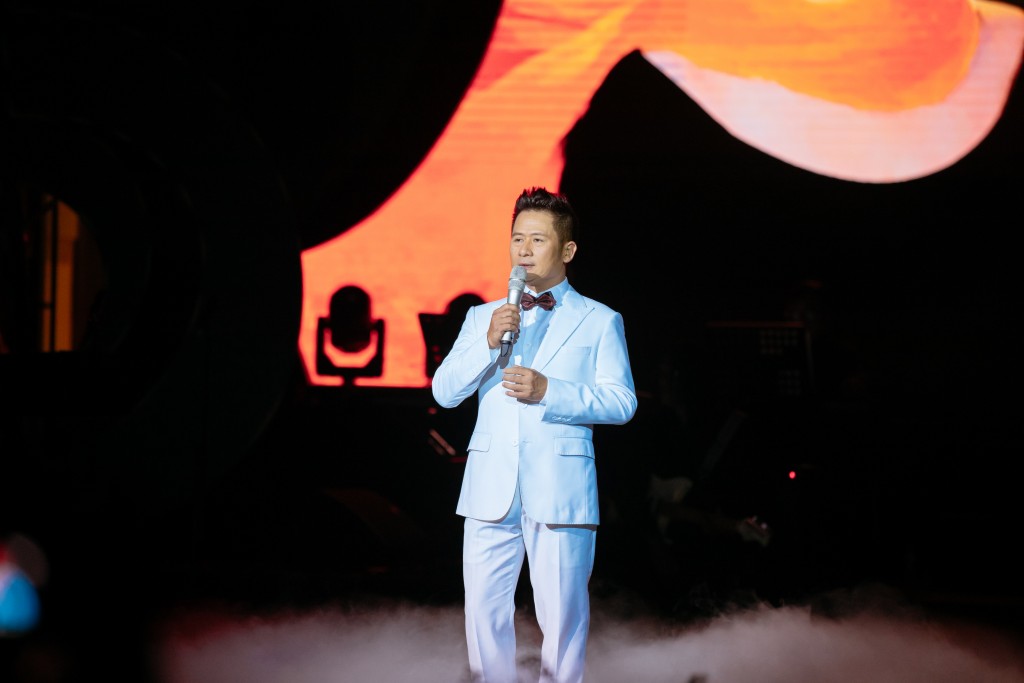 Ca sĩ Bằng Kiều trên sân khấu Nhà hát lớn Hà Nội