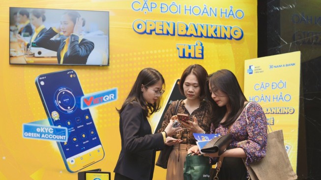 Khách hàng hào hứng với thanh toán một chạm tại “Ngày không tiền mặt 2022”