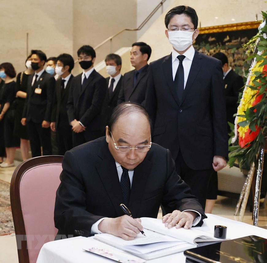Lãnh đạo Việt Nam tưởng niệm cố Thủ tướng Nhật Bản Abe Shinzo | Chính trị | Vietnam+ (VietnamPlus)