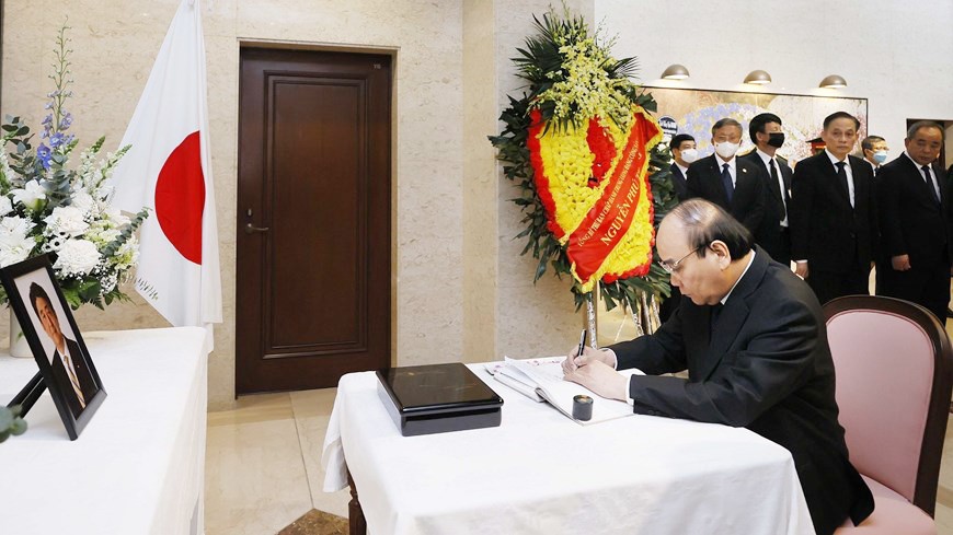 Lãnh đạo Việt Nam tưởng niệm cố Thủ tướng Nhật Bản Abe Shinzo | Chính trị | Vietnam+ (VietnamPlus)