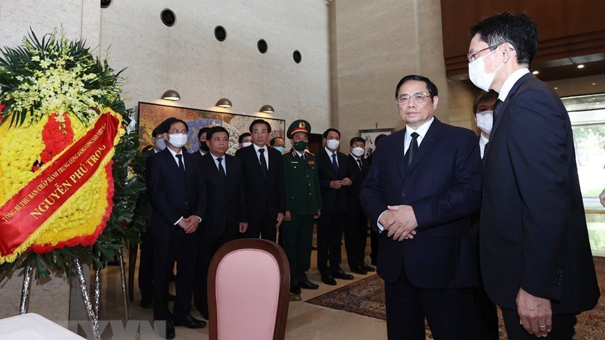 Lãnh đạo Việt Nam tưởng niệm cố Thủ tướng Nhật Bản Abe Shinzo | Chính trị | Vietnam+ (VietnamPlus)