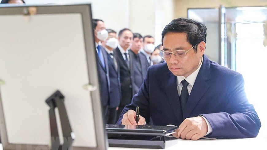Lãnh đạo Việt Nam tưởng niệm cố Thủ tướng Nhật Bản Abe Shinzo | Chính trị | Vietnam+ (VietnamPlus)