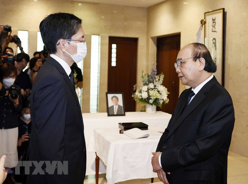 Lãnh đạo Việt Nam tưởng niệm cố Thủ tướng Nhật Bản Abe Shinzo | Chính trị | Vietnam+ (VietnamPlus)
