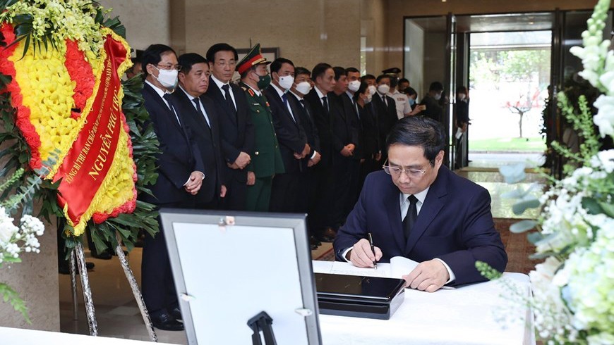 Lãnh đạo Việt Nam tưởng niệm cố Thủ tướng Nhật Bản Abe Shinzo | Chính trị | Vietnam+ (VietnamPlus)