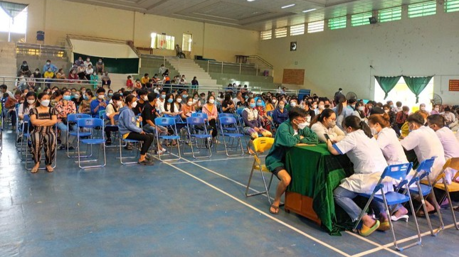 Thanh niên công nhân được khám bệnh, tư vấn sức khỏe 