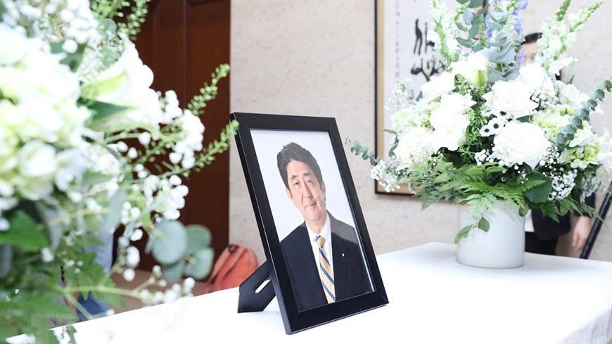 Lãnh đạo Việt Nam tưởng niệm cố Thủ tướng Nhật Bản Abe Shinzo | Chính trị | Vietnam+ (VietnamPlus)