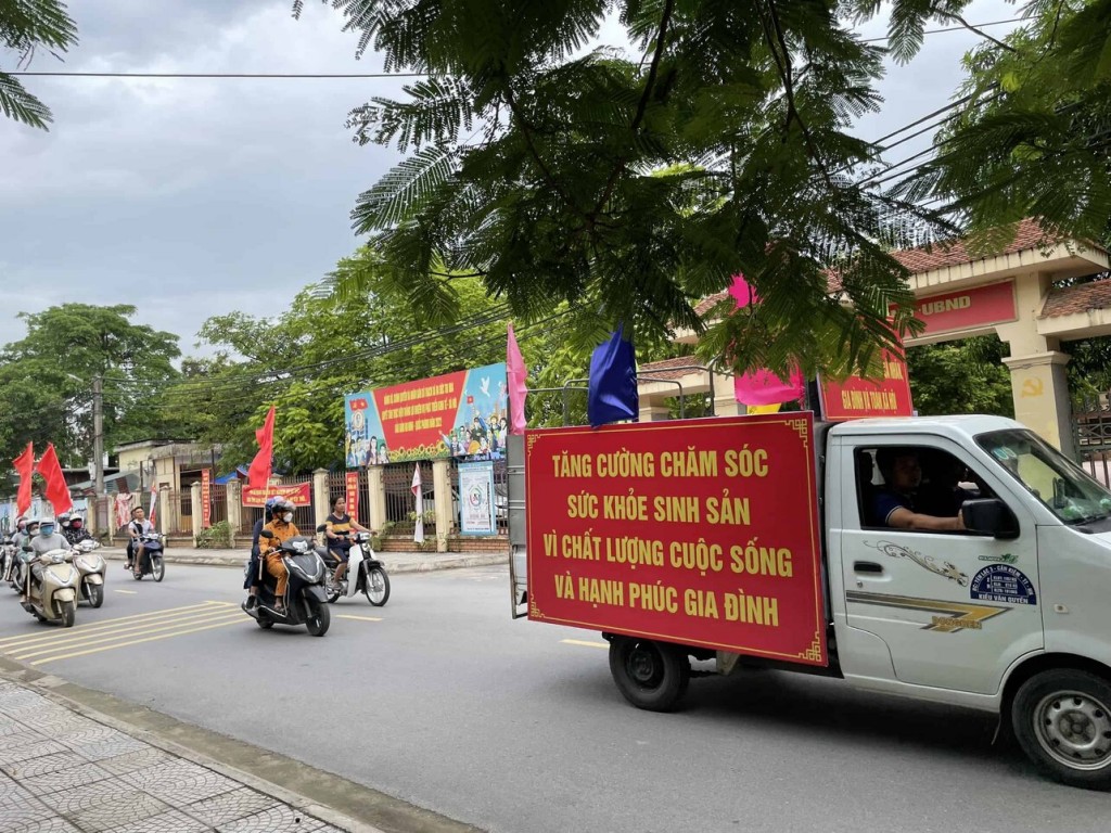 Đội xe truyền thông lưu động của huyện Thạch Thất diễu hành trên trục đường chính của huyện Thạch Thất  