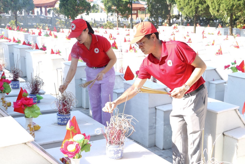 “Hành trình tri ân” của những người mang màu áo đỏ