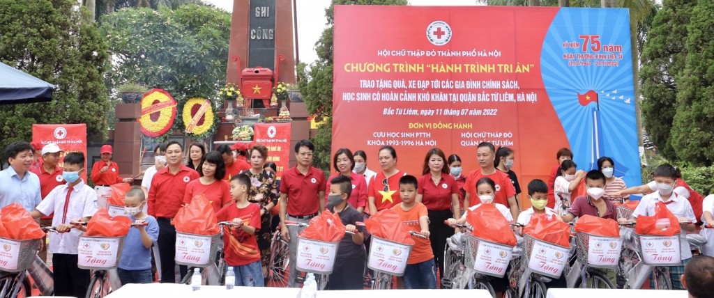 Đại diện Ban Tổ chức trao quà tới các em học sinh khó khăn