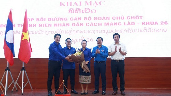 Bí thư thứ nhất T.Ư Đoàn Nguyễn Anh Tuấn tặng hoa đại diện học viên tham gia lớp bồi dưỡng