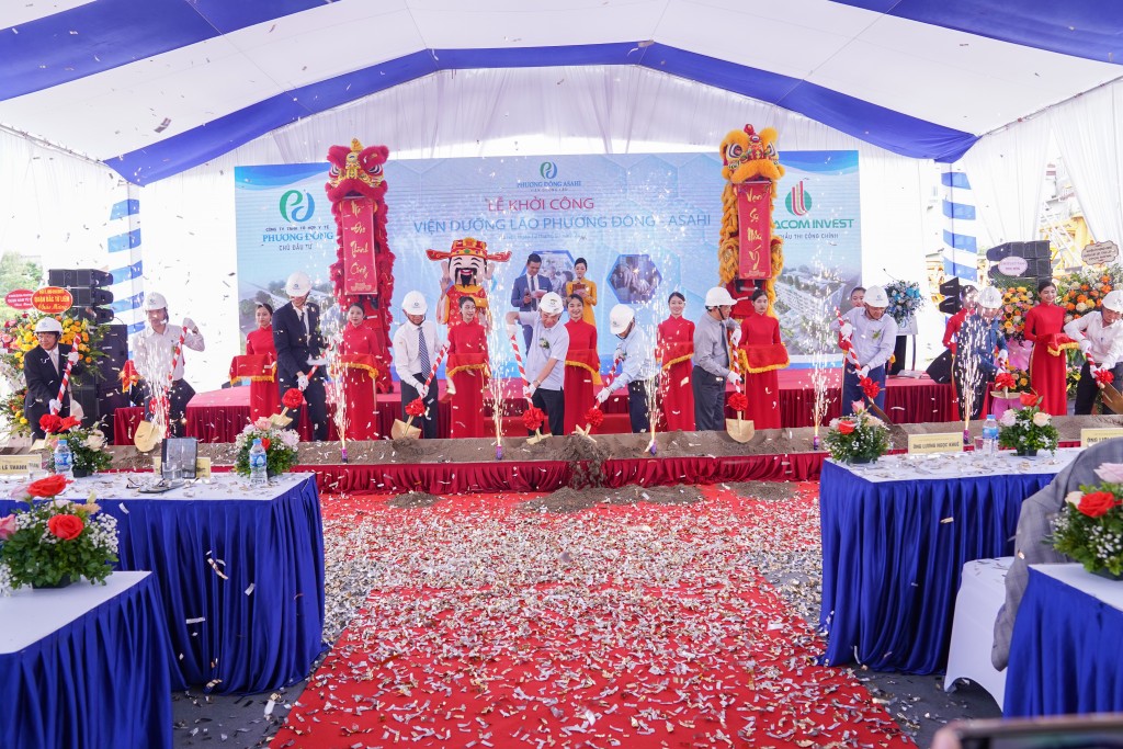 Ông Nguyễn Thanh Việt - Chủ tịch HĐTV Công ty TNHH Tổ hợp Y tế Phương Đông đã phát lệnh khởi công và cùng các vị đại biểu long trọng thực hiện nghi lễ khởi công Viện dưỡng lão Phương Đông Asahi. 