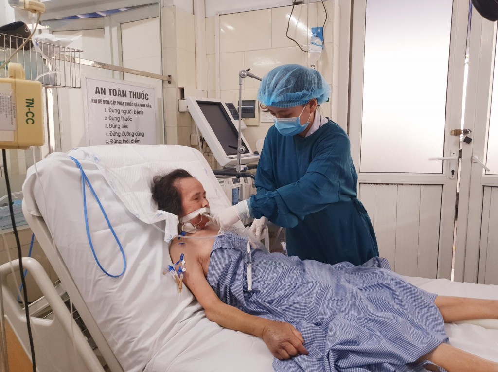 Điều dưỡng Trung tâm Bệnh nhiệt đới chăm sóc cho bệnh nhân sốt mò đang điều trị tại Trung tâm