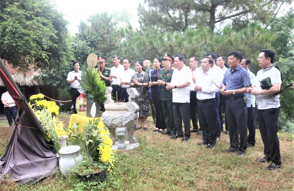 Đoàn đại biểu thành phố Hà Nội thắp hương tưởng niệm Đại tướng Võ Nguyên Giáp tại Vũng Chùa - Đảo Yến (xã Quảng Đông, huyện Quảng Trạch, tỉnh Quảng Bình). Đoàn đại biểu thành phố Hà Nội thắp hương tưởng niệm Đại tướng Võ Nguyên Giáp tại Vũng Chùa - Đảo Yến (xã Quảng Đông, huyện Quảng Trạch, tỉnh Quảng Bình).