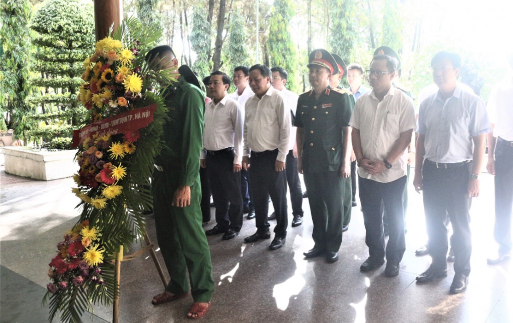 Đoàn dâng hương, dâng hoa tại Nghĩa trang Liệt sĩ Thanh niên xung phong toàn quốc (thị trấn Đồng Lộc, huyện Can Lộc, tỉnh Hà Tĩnh). Đoàn dâng hương, dâng hoa tại Nghĩa trang Liệt sĩ Thanh niên xung phong toàn quốc (thị trấn Đồng Lộc, huyện Can Lộc, tỉnh Hà Tĩnh).