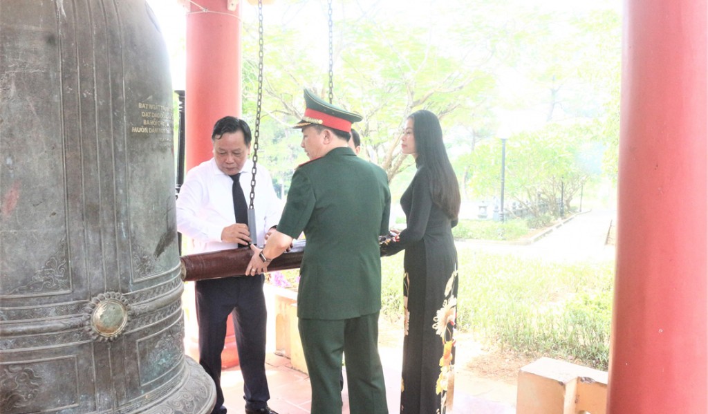 Phó Bí thư Thành ủy Nguyễn Văn Phong thỉnh chuông cầu nguyện cho các Anh hùng liệt sĩ tại Nghĩa trang liệt sĩ quốc gia Trường Sơn. Phó Bí thư Thành ủy Nguyễn Văn Phong thỉnh chuông cầu nguyện cho các Anh hùng liệt sĩ tại Nghĩa trang liệt sĩ quốc gia Trường Sơn.